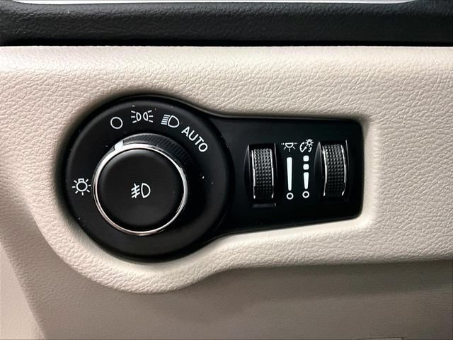 Used 2023 Chrysler Pacifica Touring-L FWD image 31