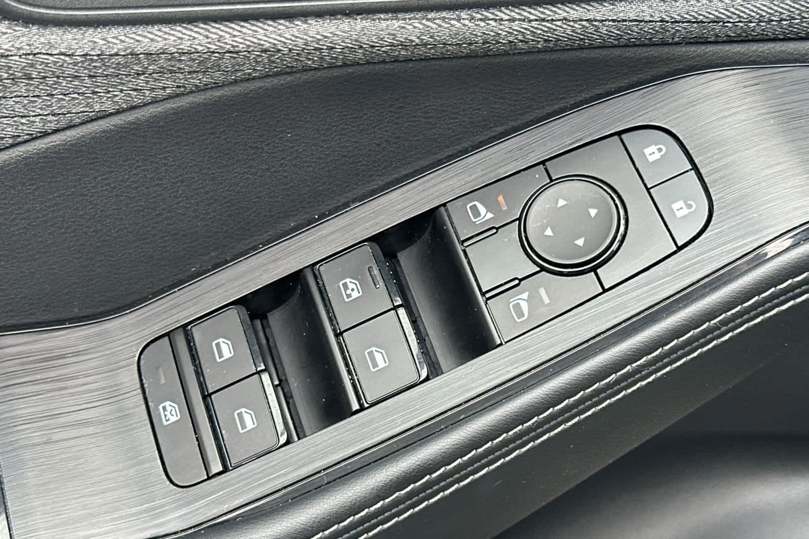 Used 2023 Nissan Rogue SV image 14