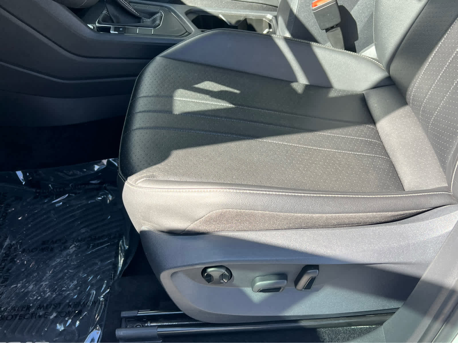 Used 2022 Volkswagen Tiguan SE image 29