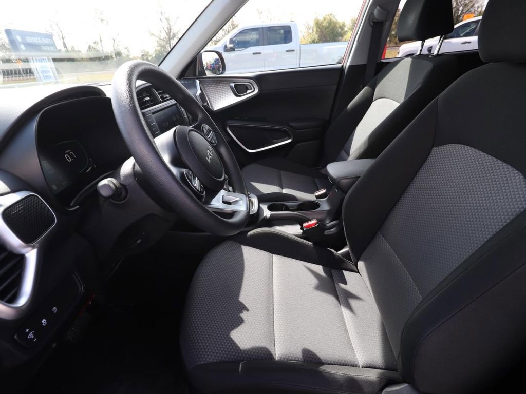 Used 2025 Kia Soul LX w/ LX Technology Package image 8
