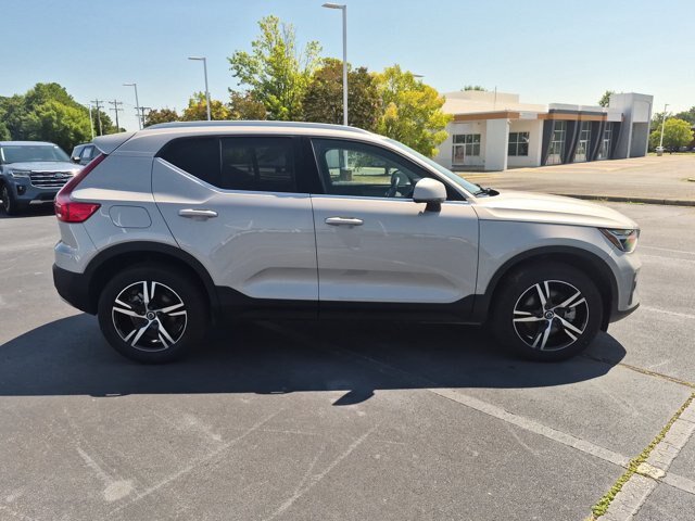 Used 2025 Volvo XC40 B5 Core AWD/4WD image 3
