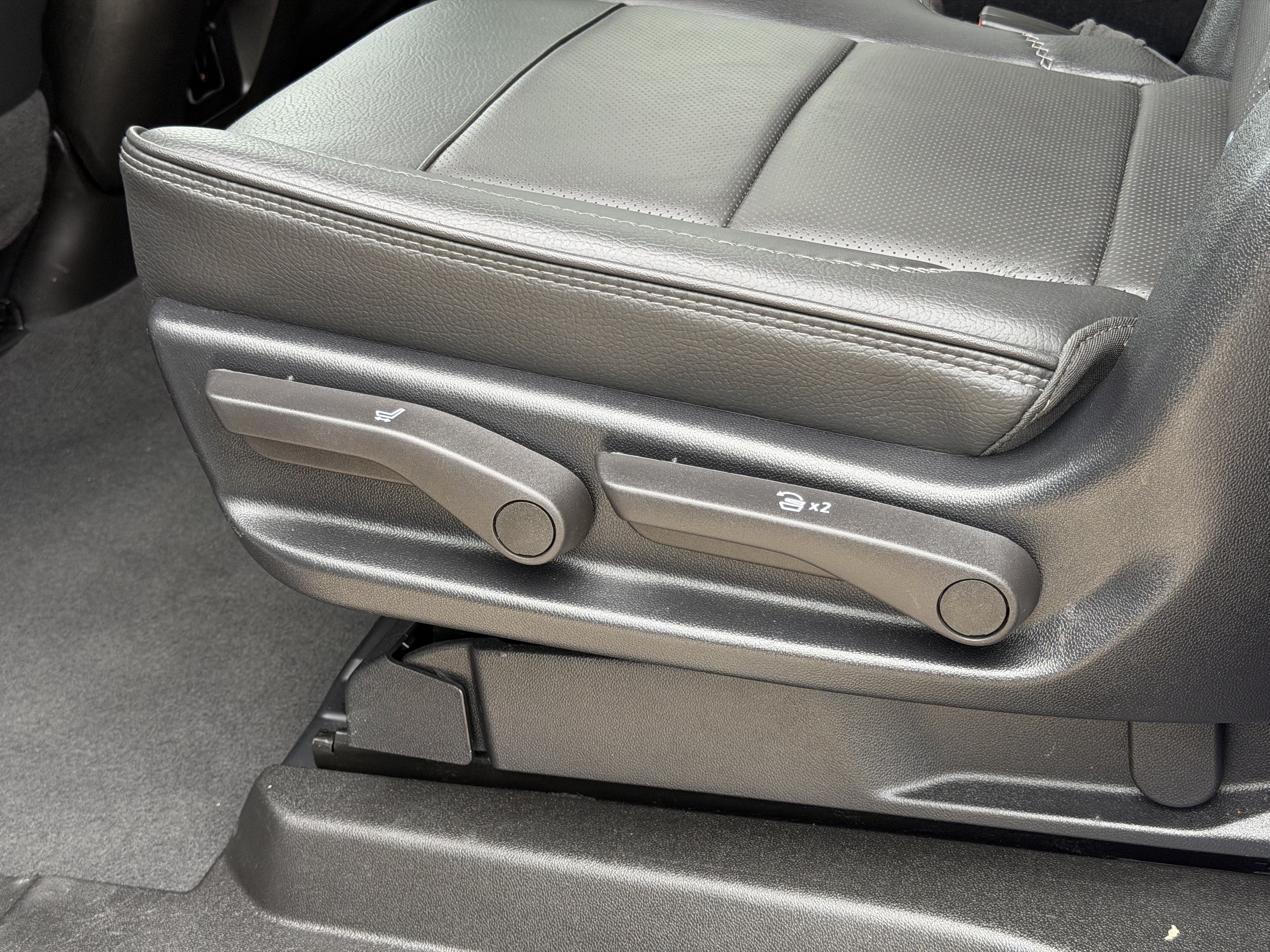 Used 2025 GMC Yukon XL Denali AWD/4WD image 17