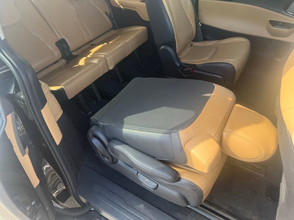 Used 2024 Kia Carnival LX FWD image 50