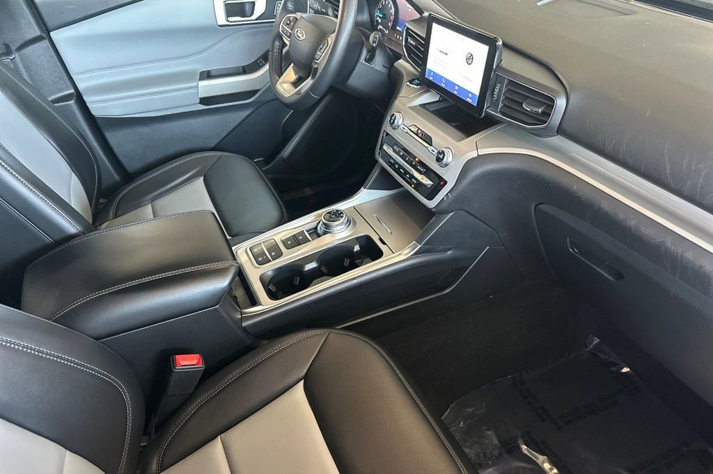 Certified 2023 Ford Explorer XLT w/ Equipment Group 202A RWD image 19