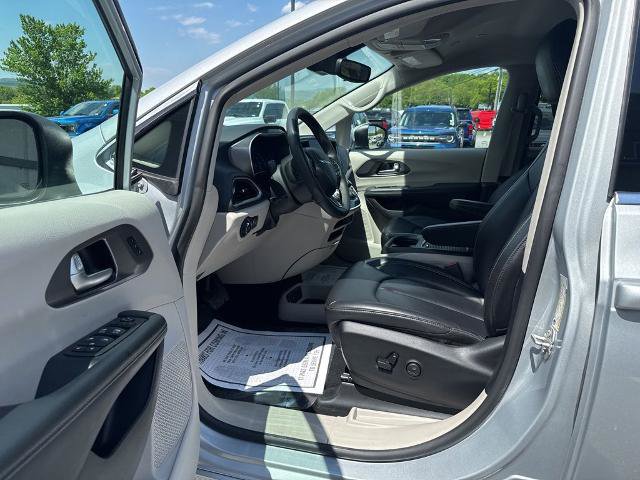 Used 2023 Chrysler Pacifica Touring-L FWD image 9