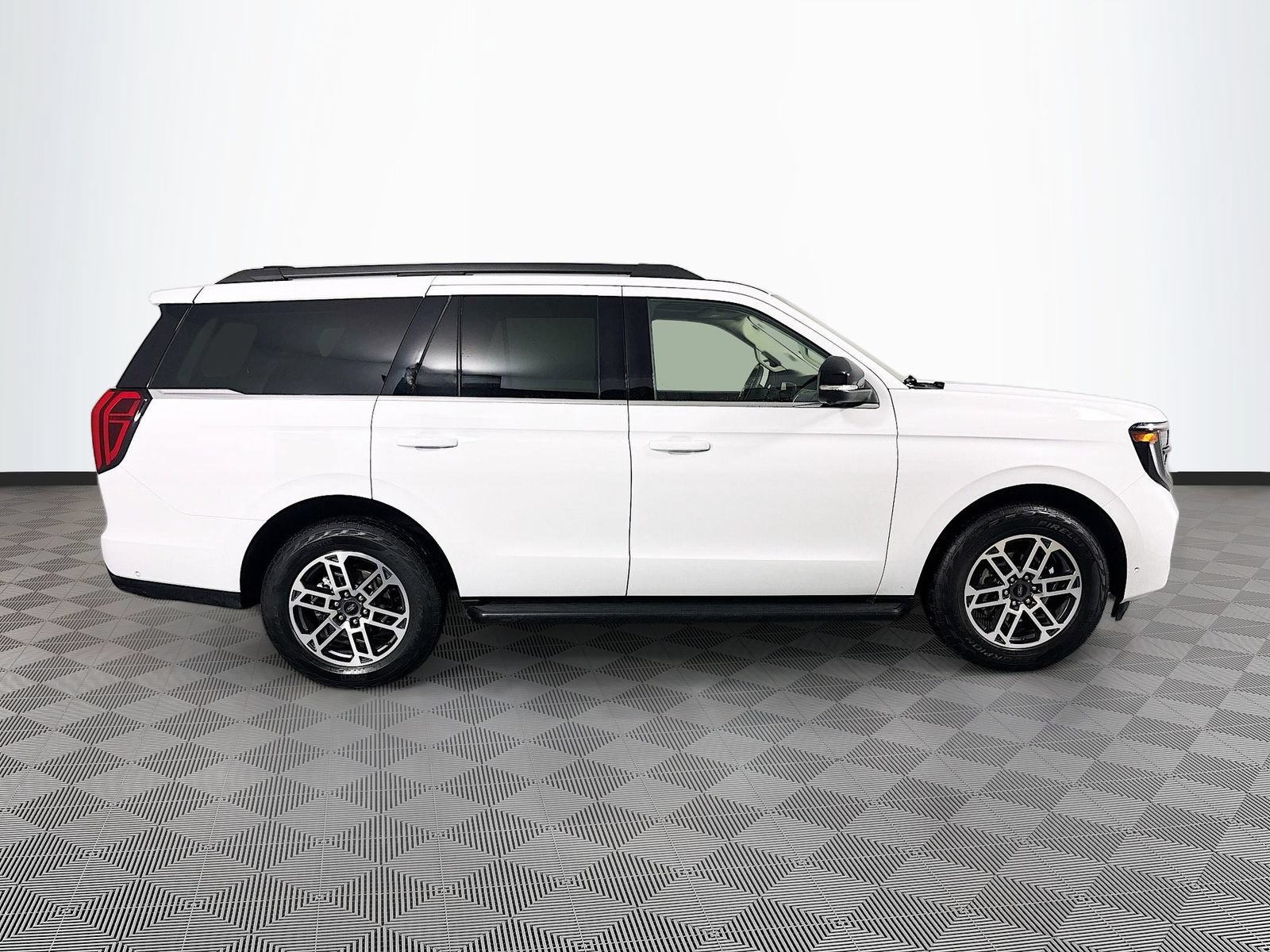 Certified 2025 Ford Expedition Active AWD/4WD image 8