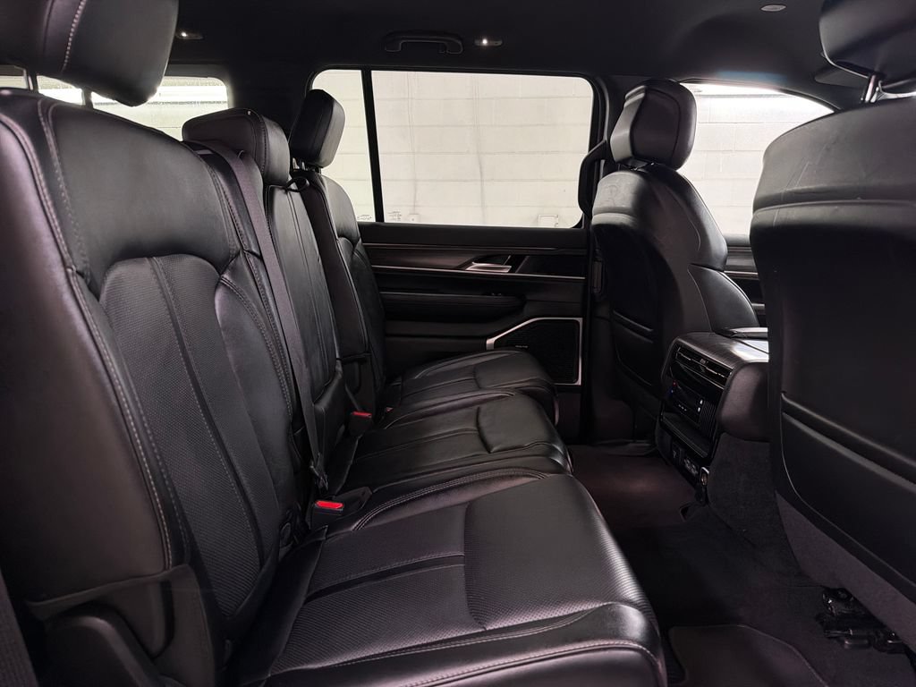 Used 2024 Jeep Wagoneer L Series II RWD image 31