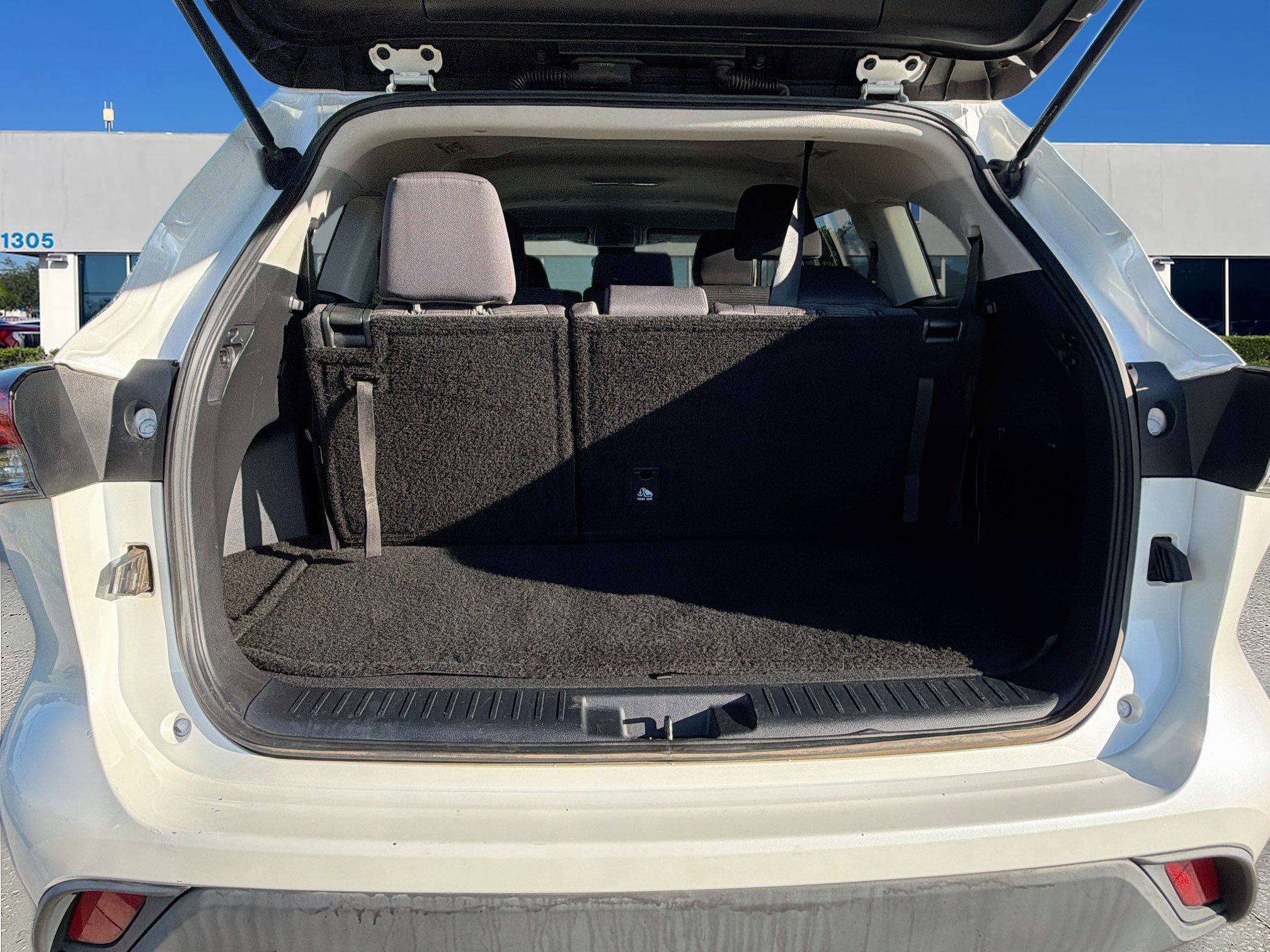 Used 2021 Toyota Highlander L FWD image 24