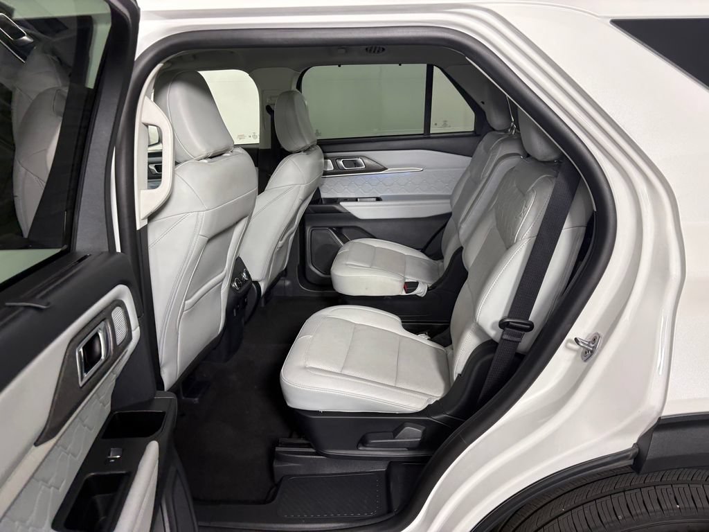 Certified 2025 Ford Explorer Platinum w/ Ultimate Package AWD/4WD image 30