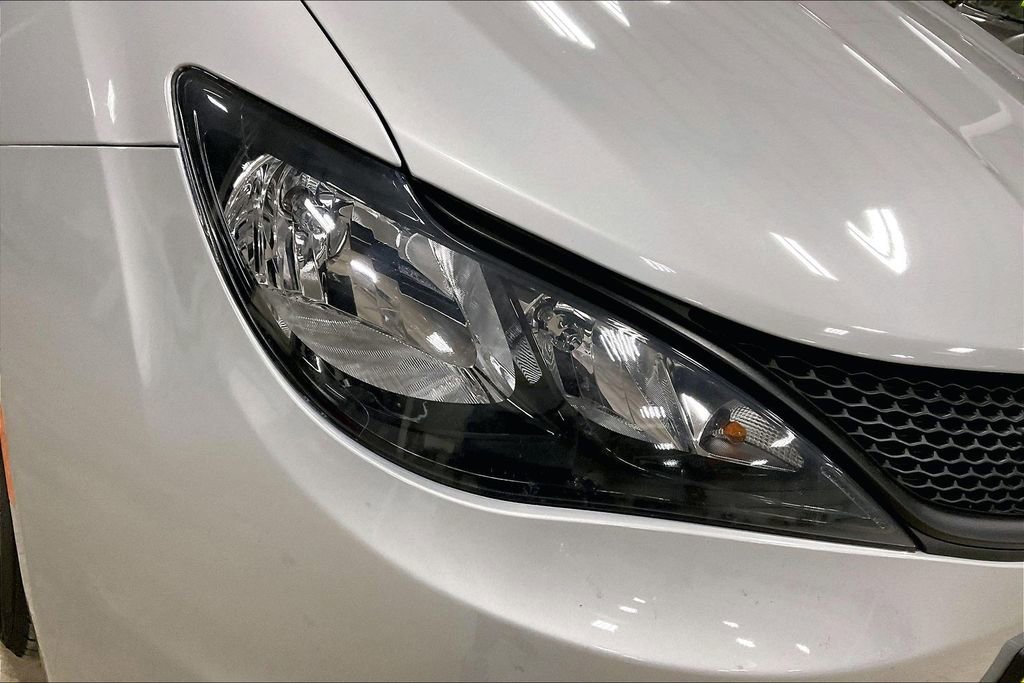 Used 2024 Chrysler Voyager LX image 27