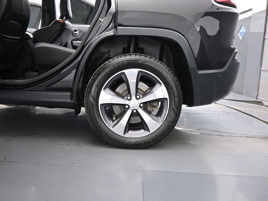 Used 2019 Jeep Cherokee Limited w/ Technology Group image 50