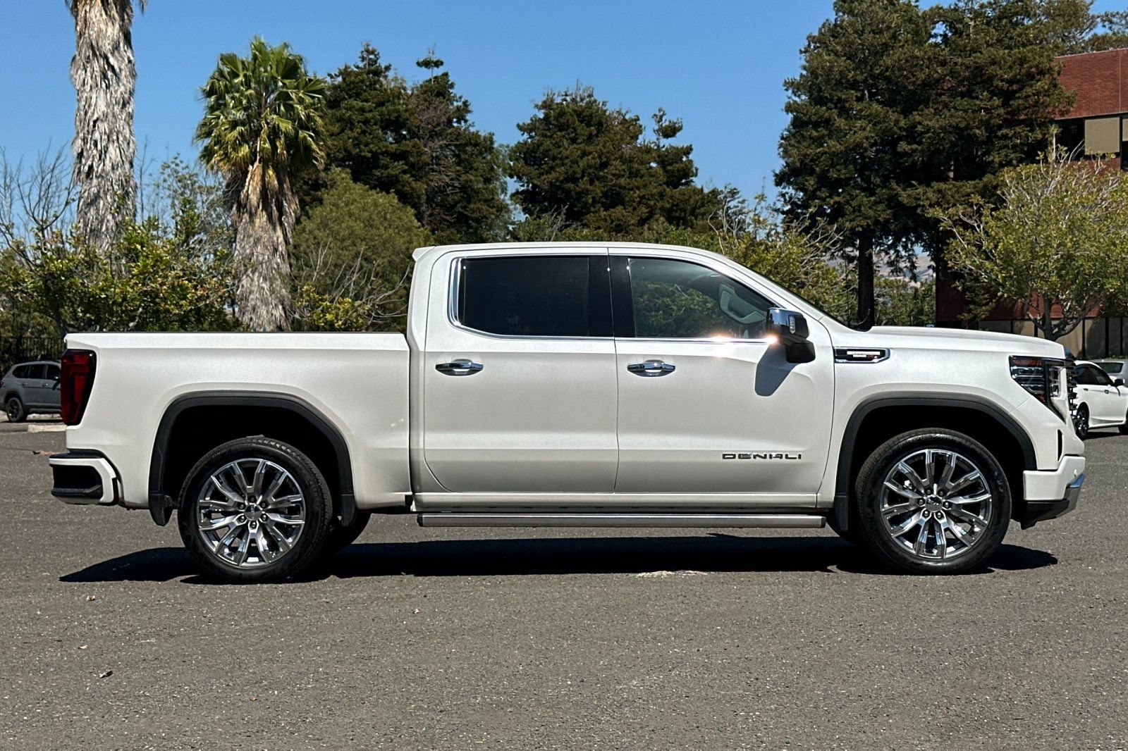 Used 2025 GMC Sierra 1500 Denali w/ Denali Reserve Package AWD/4WD image 2