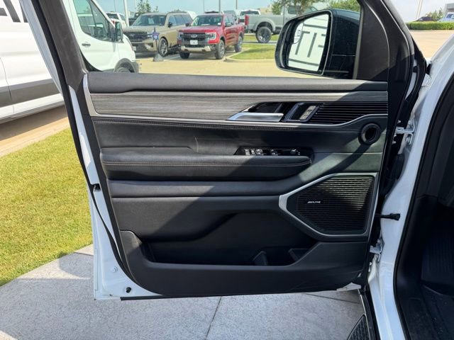 Used 2024 Jeep Wagoneer L Series II RWD image 10