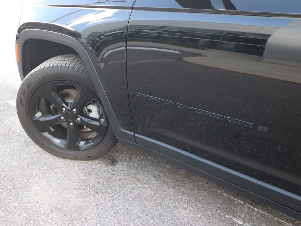 Used 2023 Jeep Grand Cherokee Limited w/ Black Appearance Package image 3