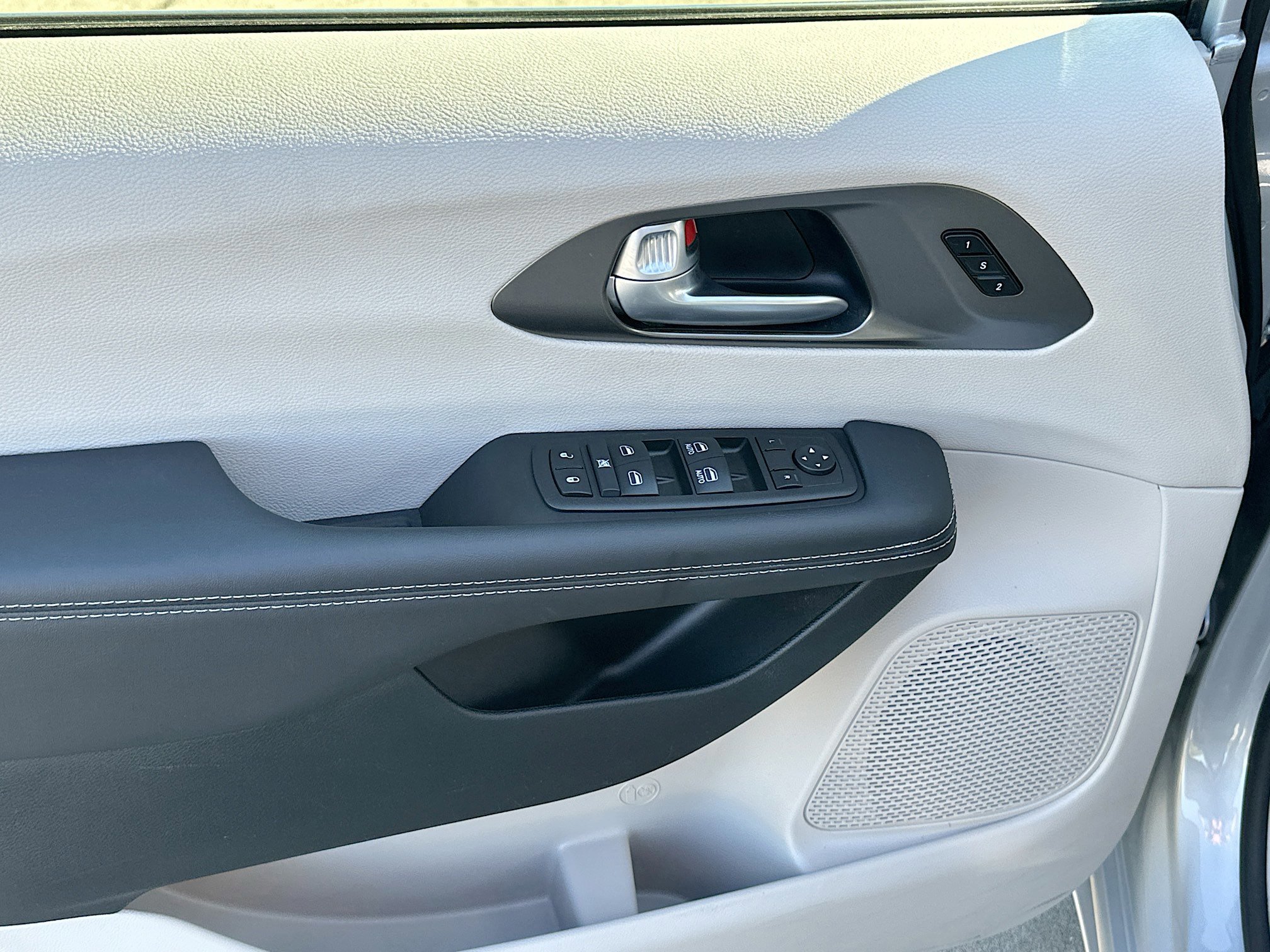 Used 2024 Chrysler Pacifica Touring-L image 17