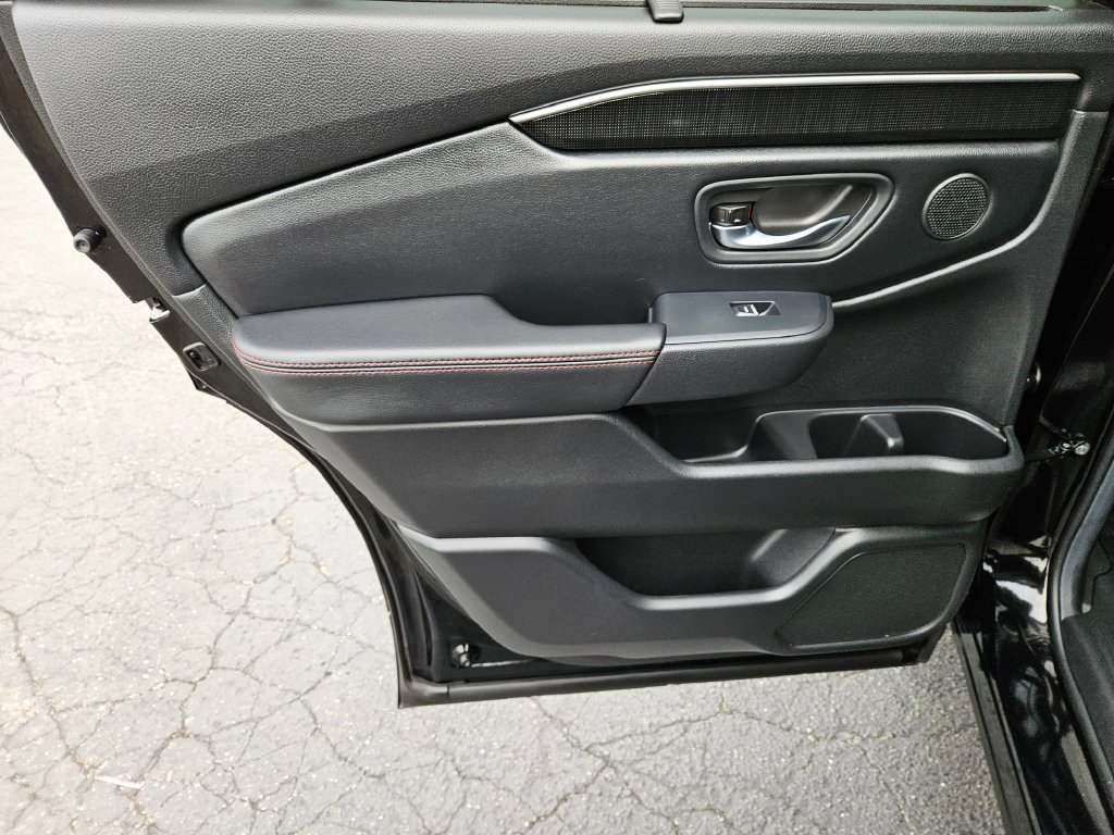 Used 2025 Honda Pilot Black Edition image 18