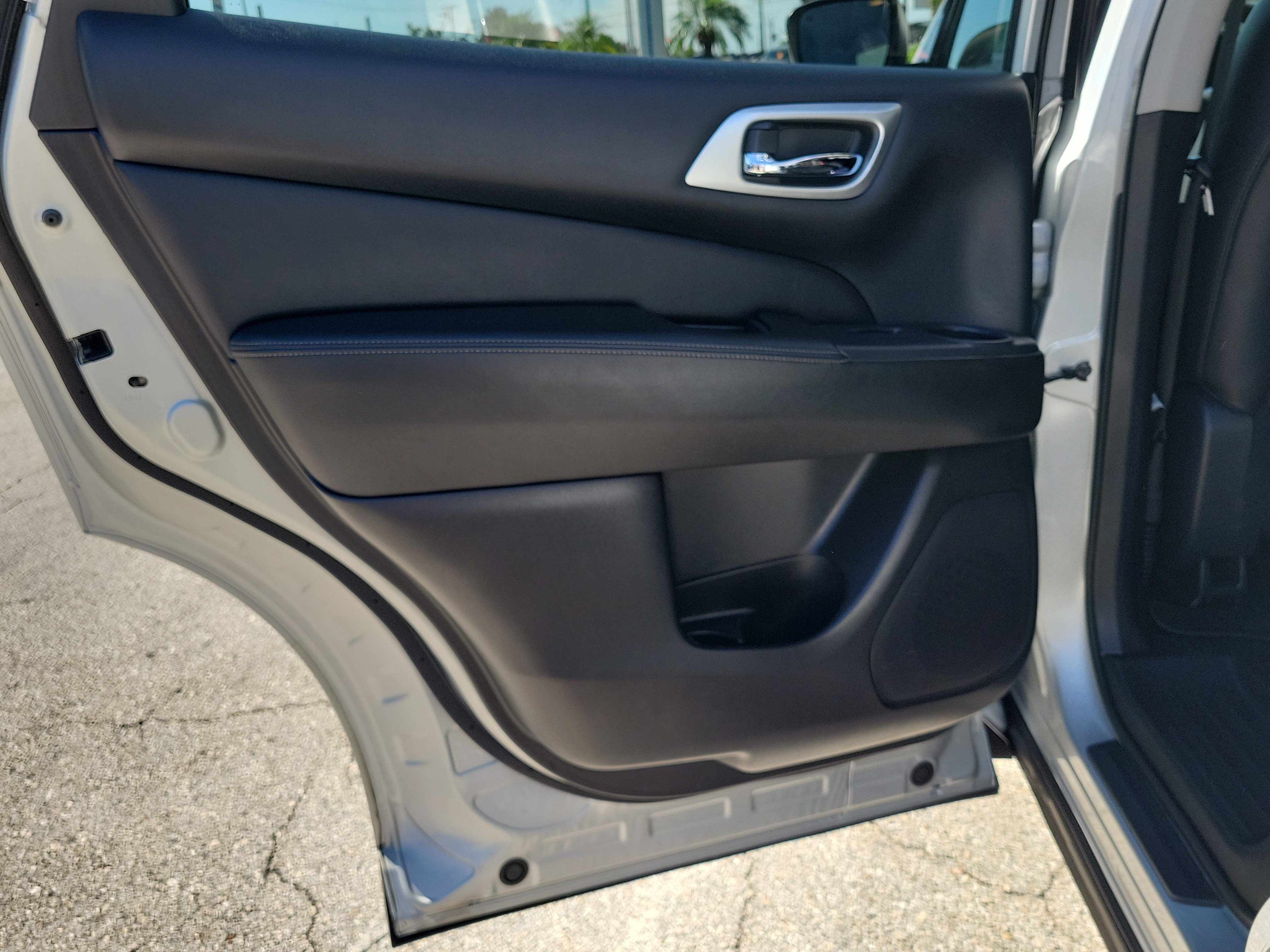 Used 2019 Nissan Pathfinder SL FWD image 11