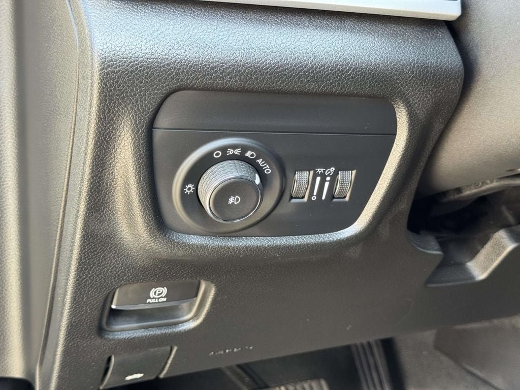 Used 2023 Jeep Grand Cherokee Limited AWD/4WD image 10