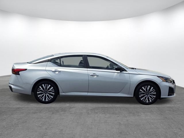 Used 2024 Nissan Altima 2.5 SV FWD image 3