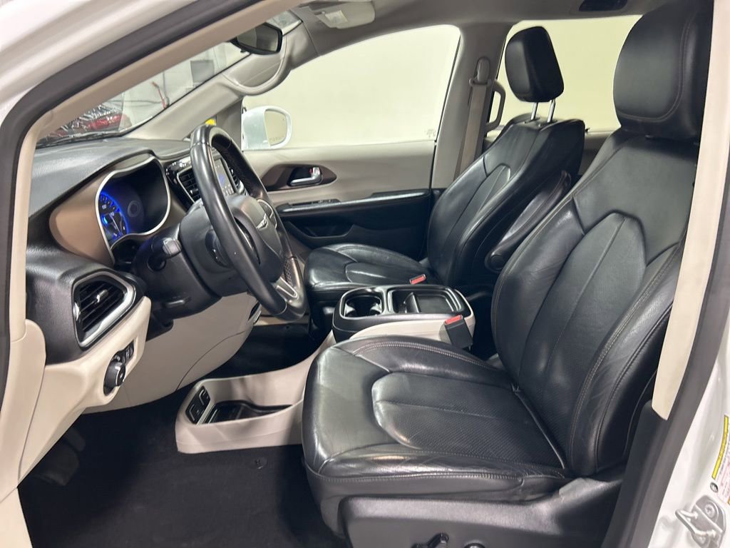 Used 2018 Chrysler Pacifica Touring-L FWD image 11