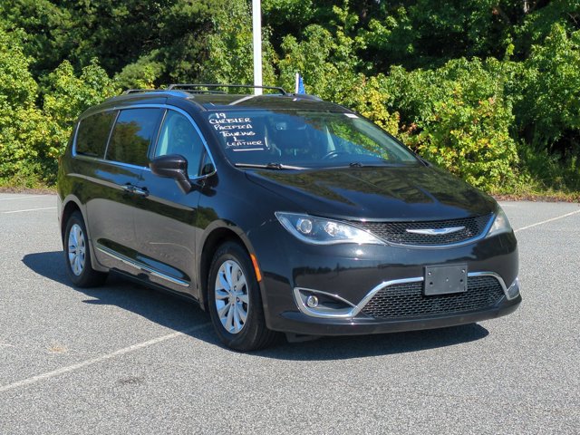 Used 2019 Chrysler Pacifica Touring-L FWD image 2