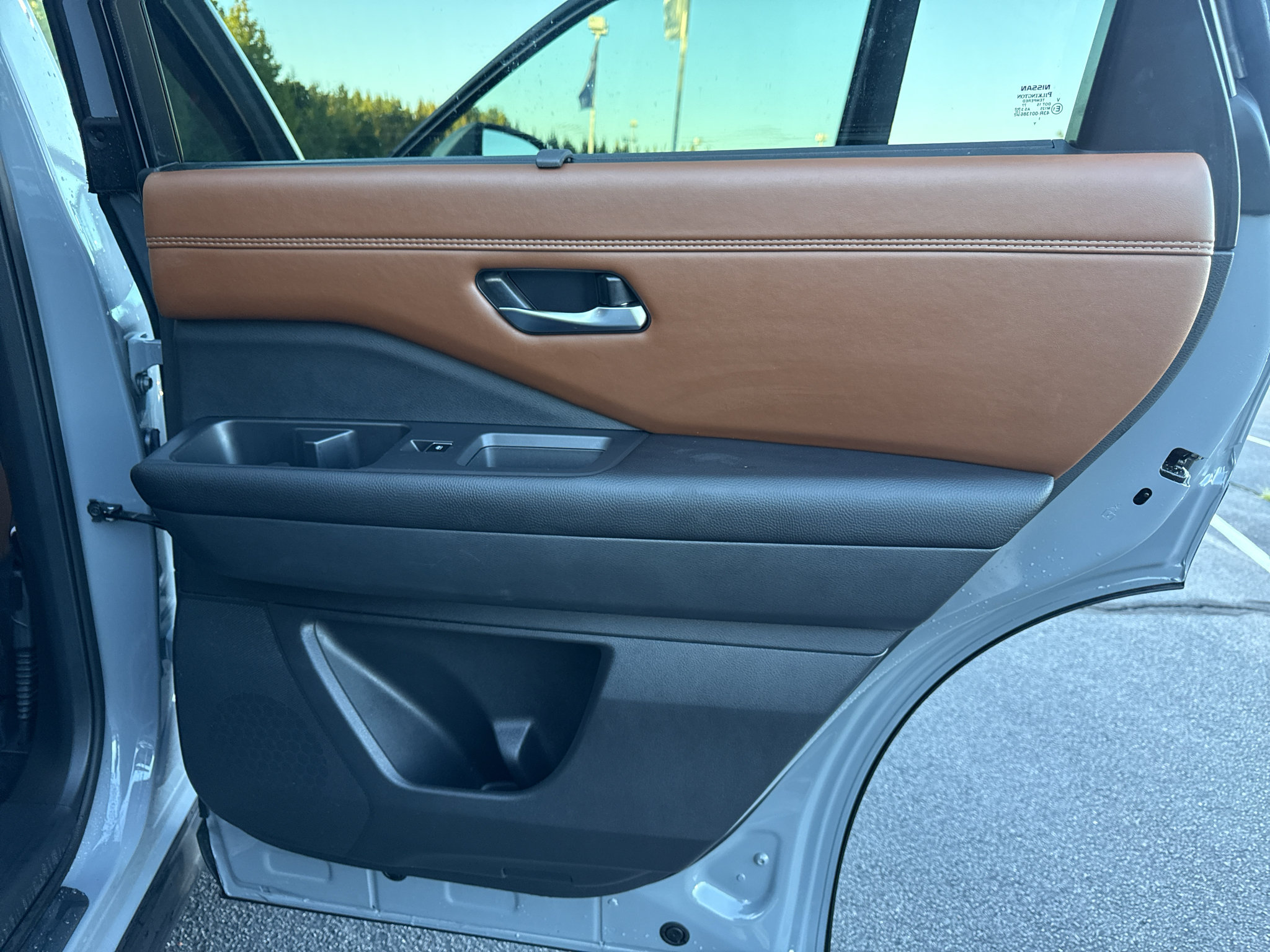 Used 2025 Nissan Pathfinder Platinum w/ Black Appearance Package FWD image 13