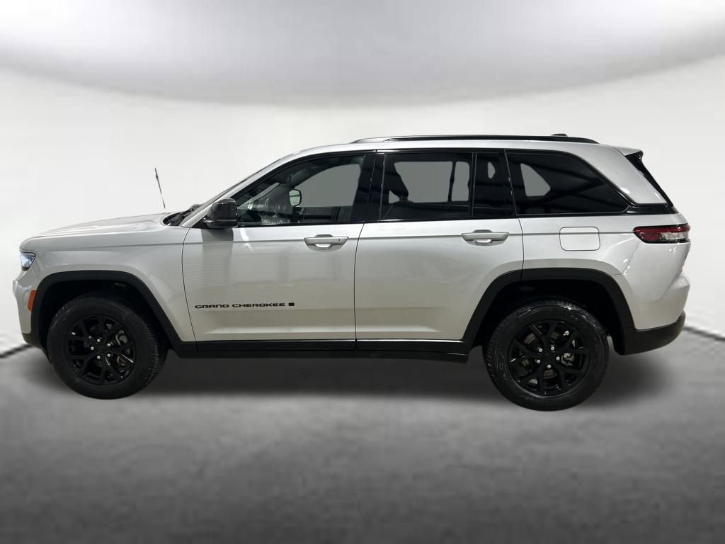 Used 2024 Jeep Grand Cherokee Altitude image 2