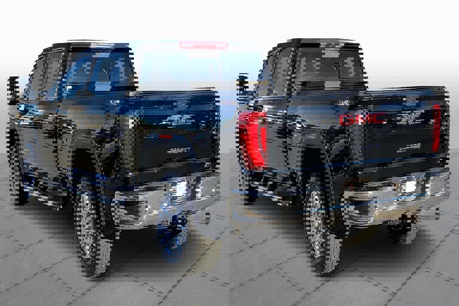 Used 2024 GMC Sierra 2500 SLT w/ SLT Premium Package image 4