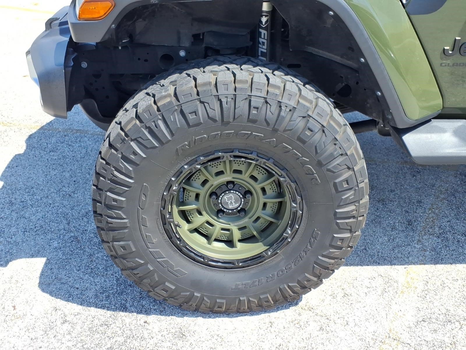Used 2023 Jeep Gladiator Sport AWD/4WD image 11