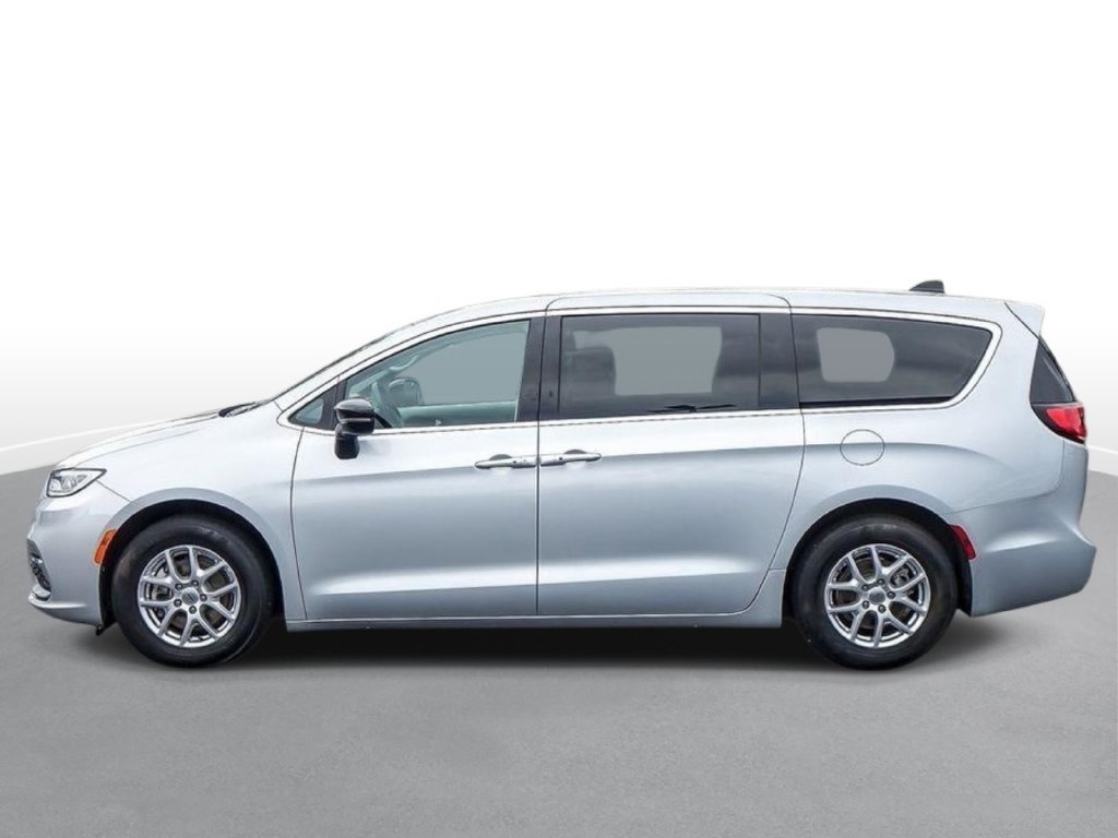 Used 2024 Chrysler Pacifica Touring-L FWD image 4