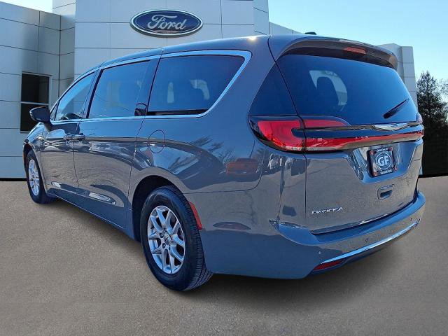 Used 2023 Chrysler Pacifica Touring-L image 2