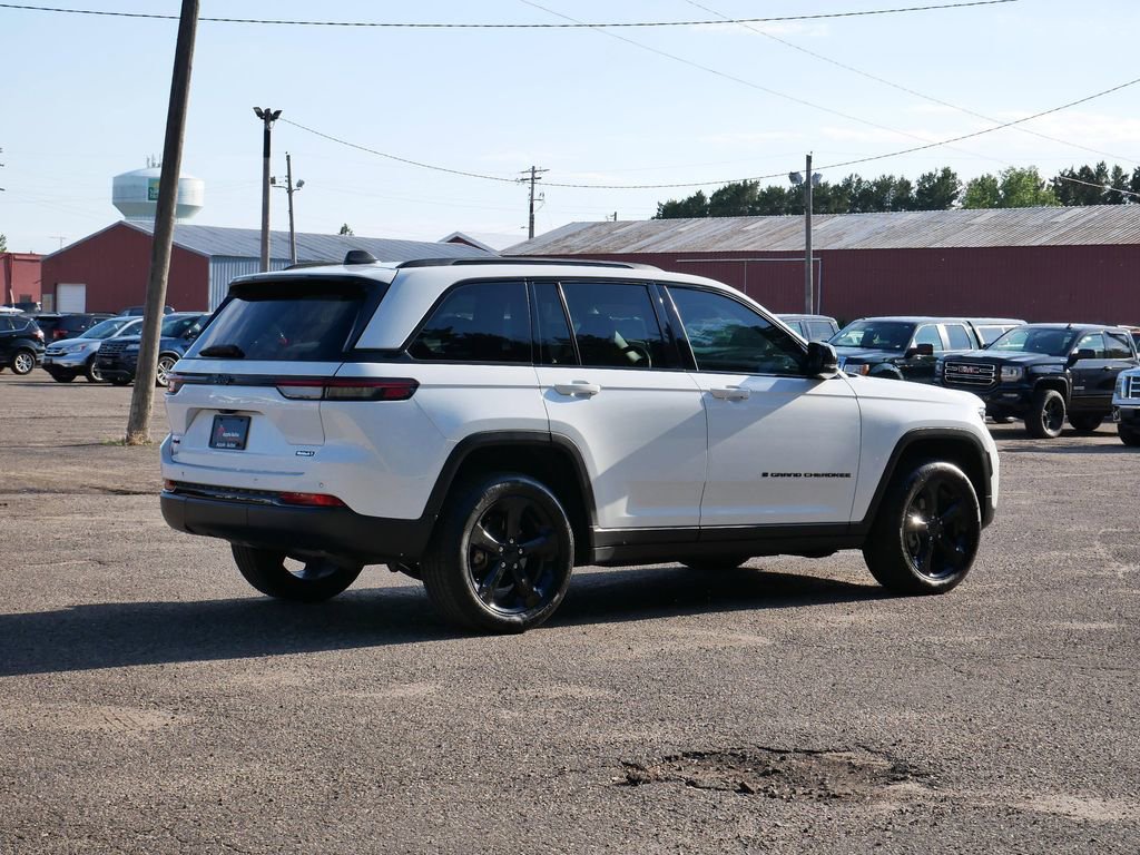 Used 2022 Jeep Grand Cherokee Altitude AWD/4WD image 3