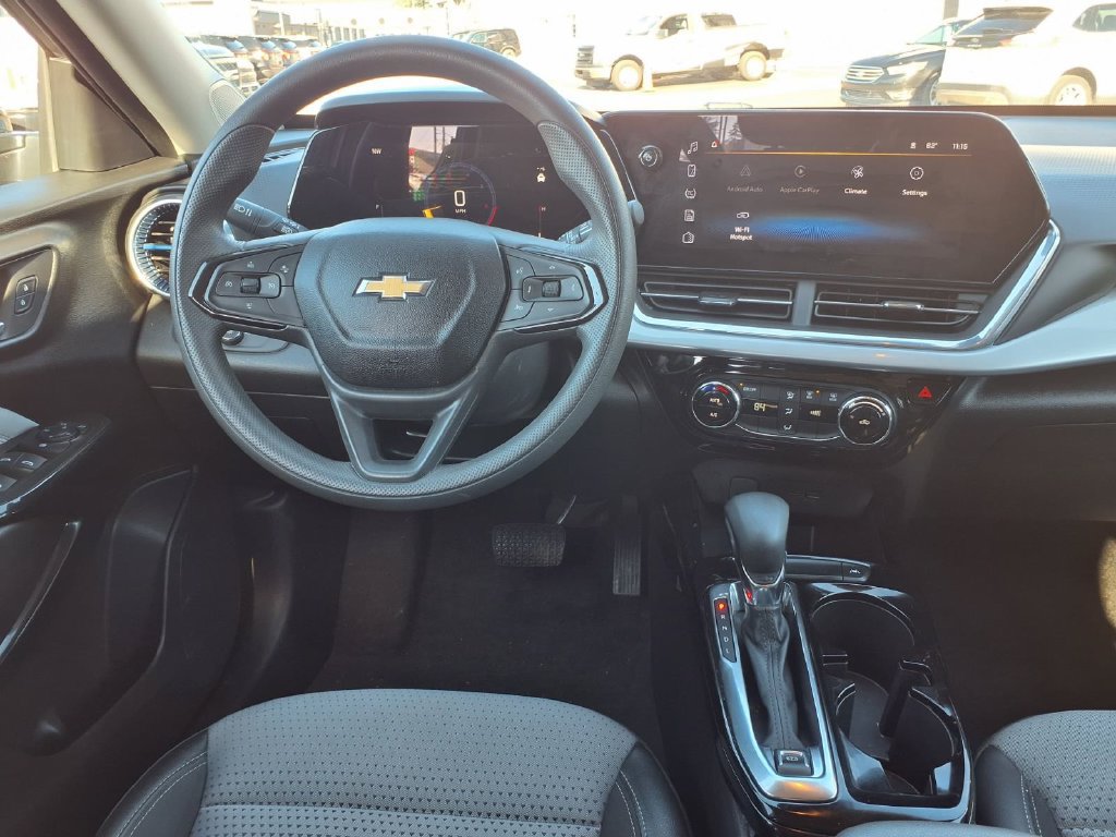 Used 2025 Chevrolet Trax LT FWD image 14