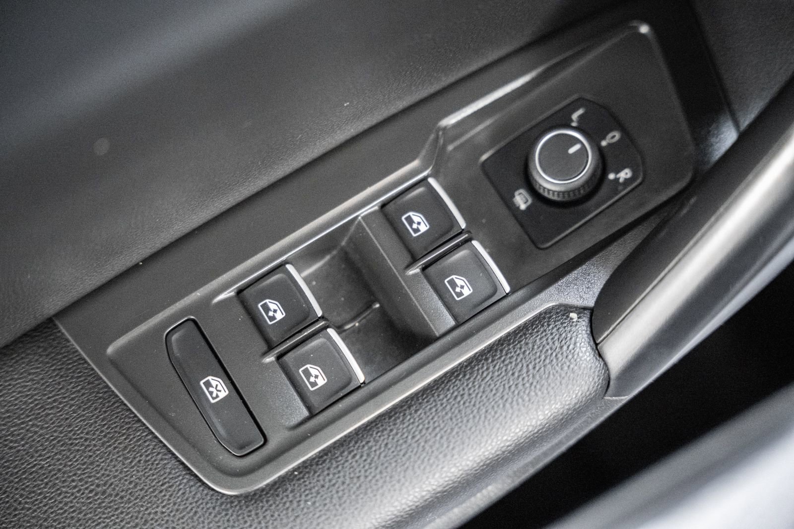 Used 2021 Volkswagen Tiguan SE R-Line image 41