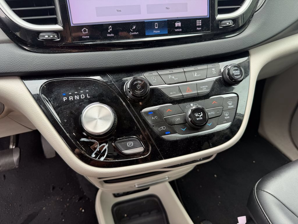 Used 2024 Chrysler Pacifica Touring-L FWD image 25