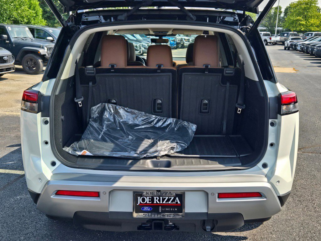 Used 2024 Nissan Pathfinder Platinum image 14