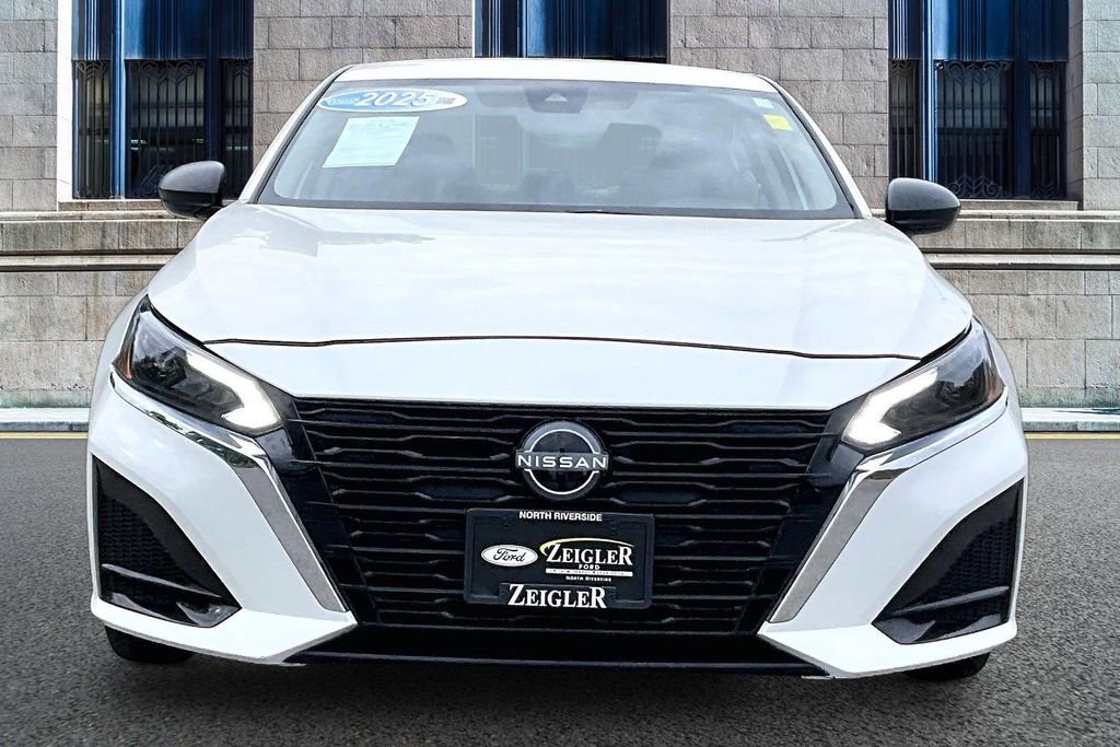 Used 2025 Nissan Altima 2.5 SV FWD image 3