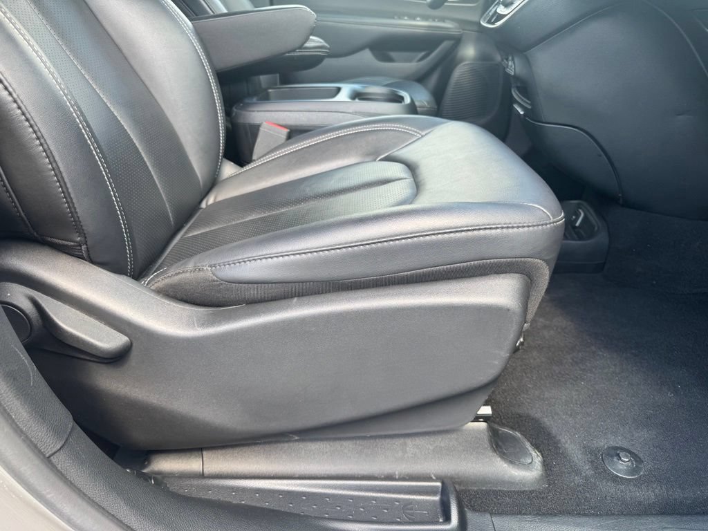 Used 2025 Chrysler Pacifica Select FWD image 17