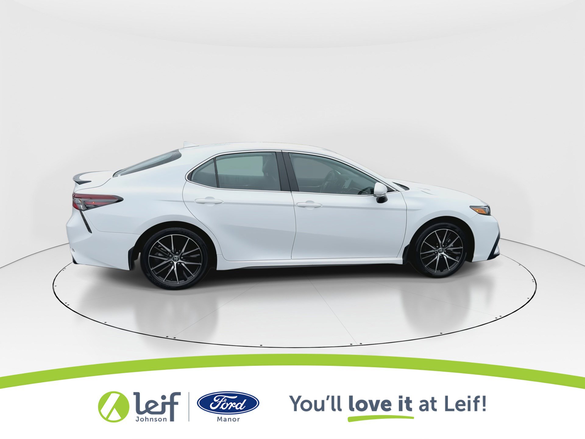 Used 2024 Toyota Camry SE image 9