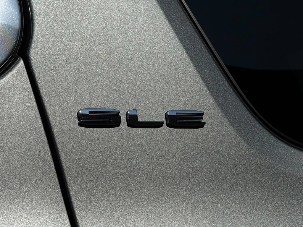 Used 2023 GMC Acadia SLE FWD image 13
