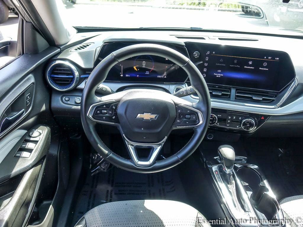 Used 2025 Chevrolet Trax LT w/ LT Convenience Package FWD image 12