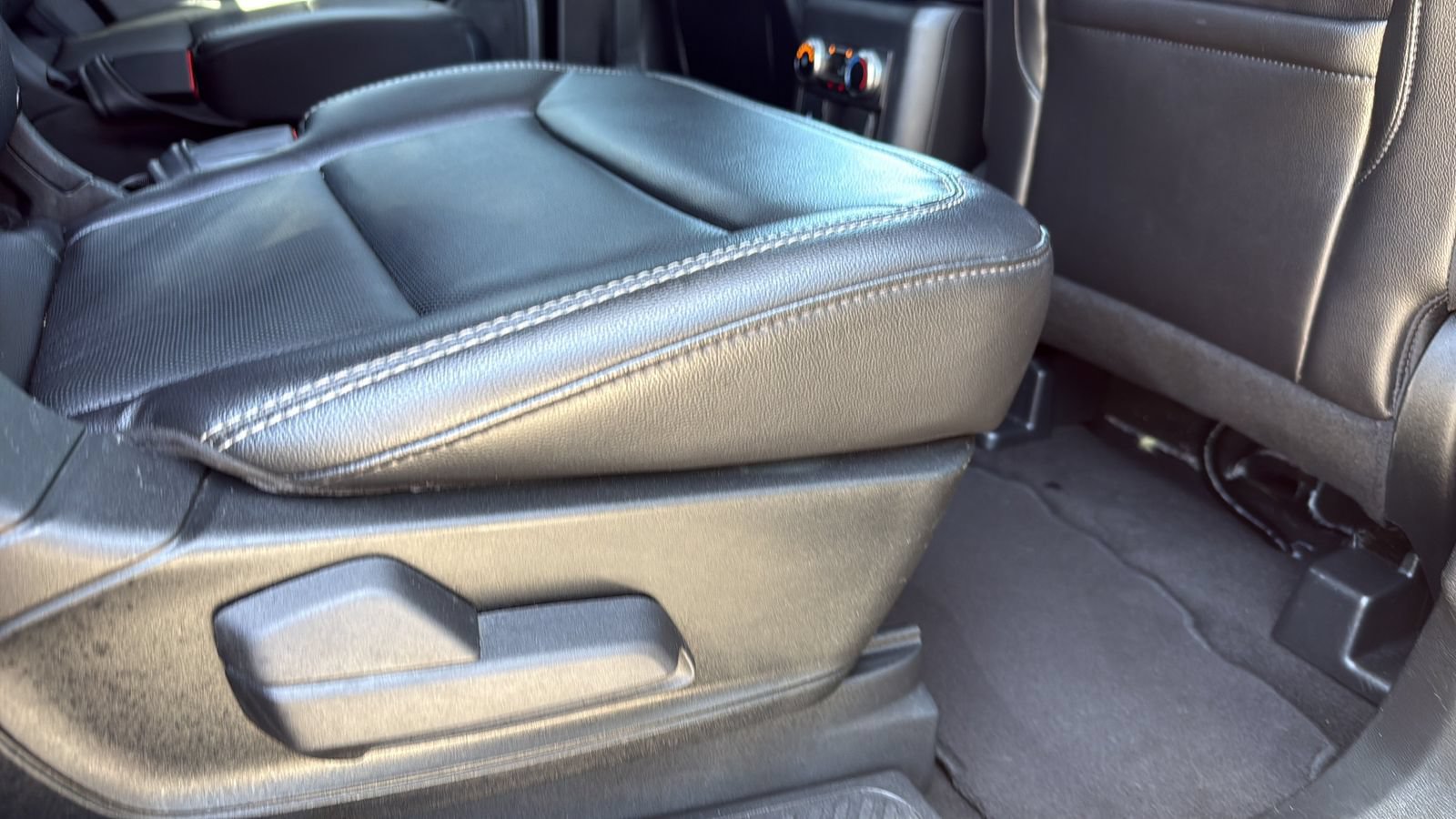 Certified 2024 Ford Explorer Limited RWD image 24