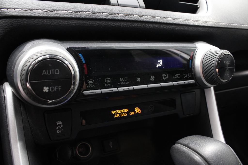 Used 2022 Toyota RAV4 XLE w/ Convenience Package AWD/4WD image 4