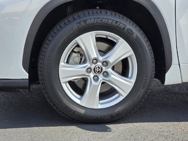 Used 2022 Toyota Highlander L FWD image 32