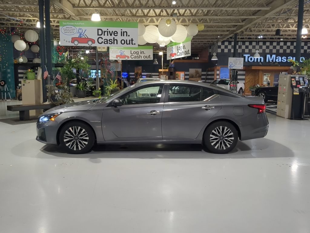 Used 2024 Nissan Altima 2.5 SV FWD image 11