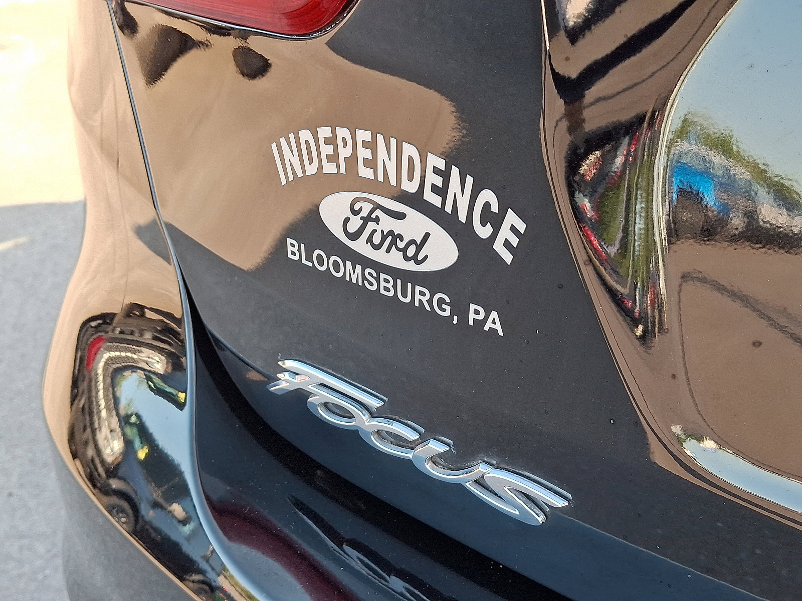 Certified 2018 Ford Focus SE w/ SE Appearance Package image 31