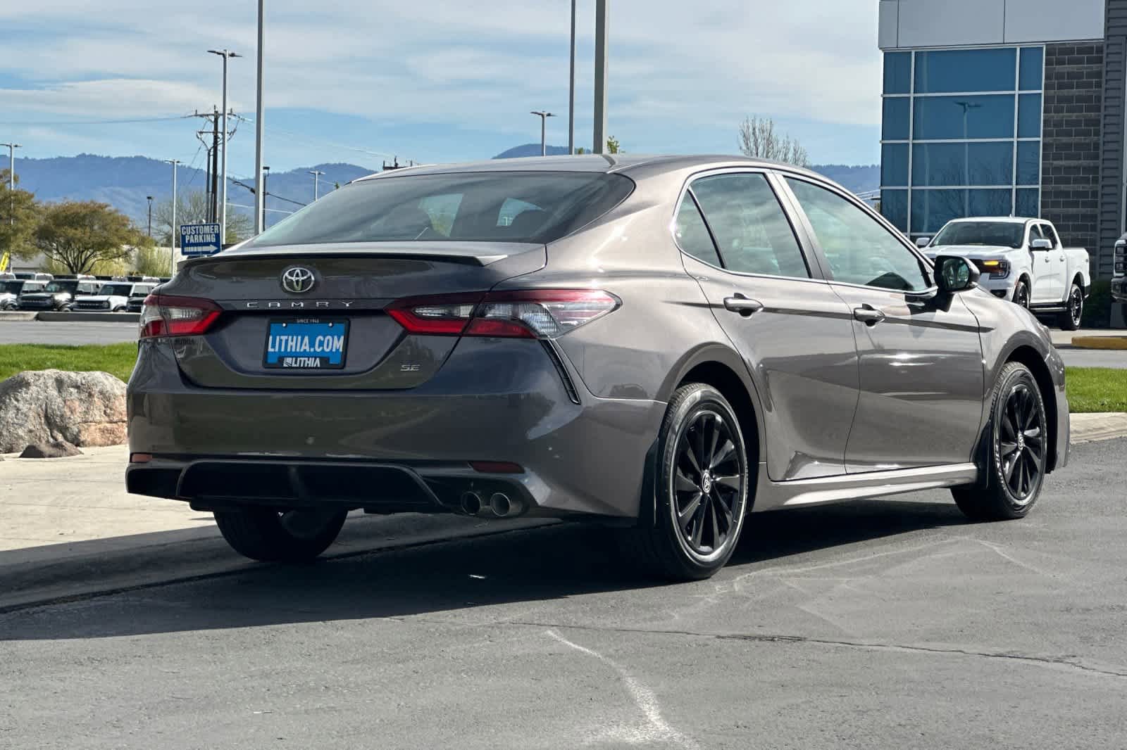 Used 2024 Toyota Camry SE FWD image 2