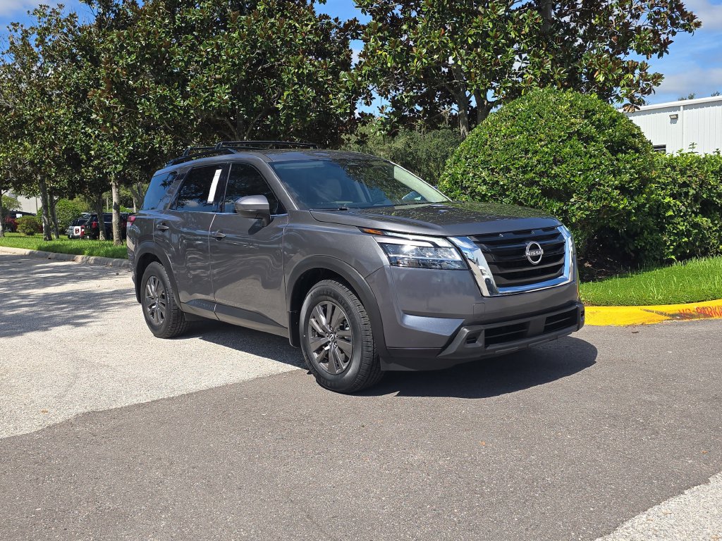 Used 2022 Nissan Pathfinder SV FWD image 2