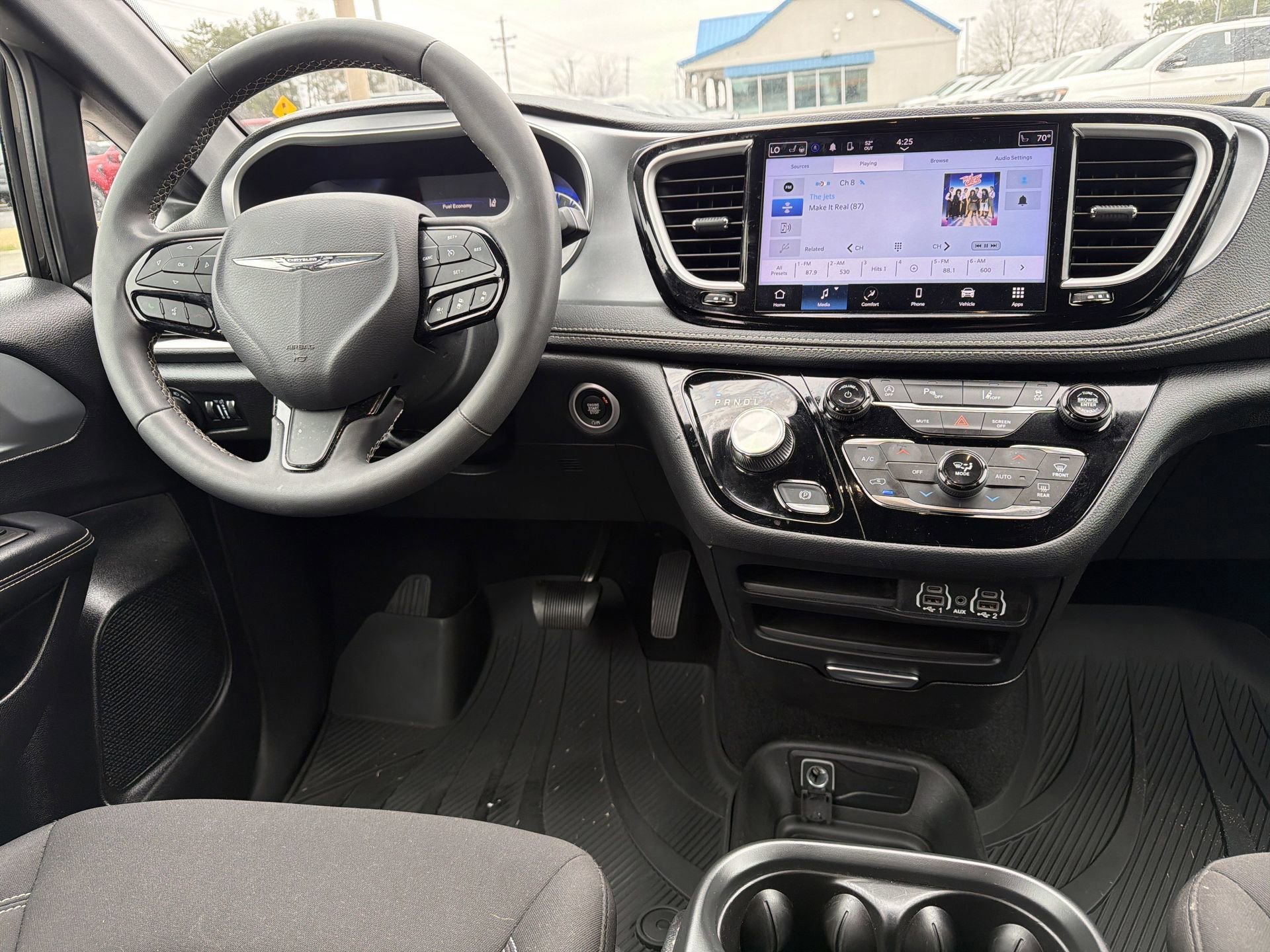 Used 2023 Chrysler Pacifica Touring image 10