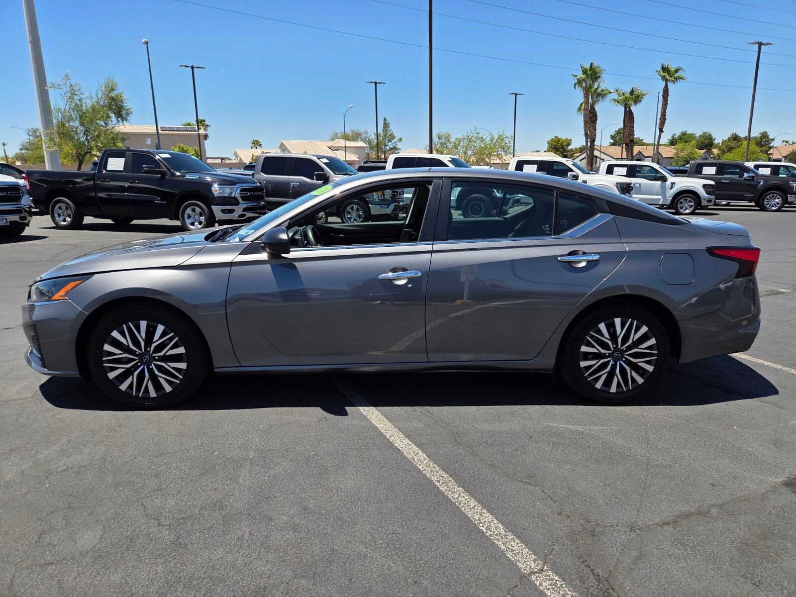 Used 2024 Nissan Altima 2.5 SV FWD image 3